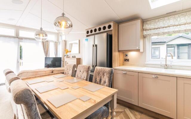 Lakeside Retreat Lodge With Hot Tub