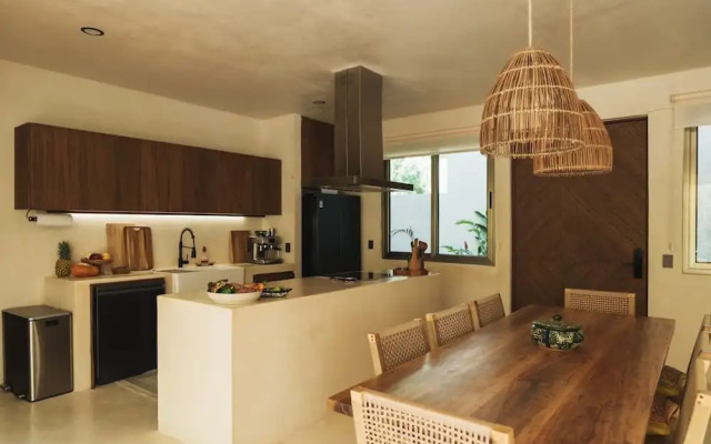 Luxury Jungle Retreat Sleeps 10 Rooftop Pool