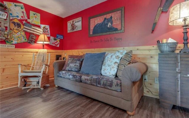 Americana 2 Bedroom Home with Hot Tub