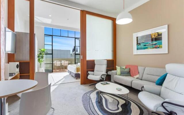 Lovely Bright Apt w/ Pool and Gym by Zodiak Stays