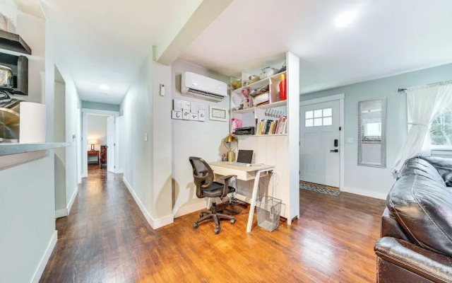 14 Mi to Dtwn Seattle: Sleek Home w/ Large Yard