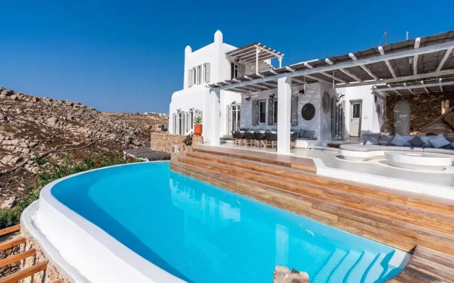 Stunning Villa Surrounded by Lush Greenery