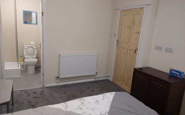 2-beds Studio Located in Parkgate Rotherham