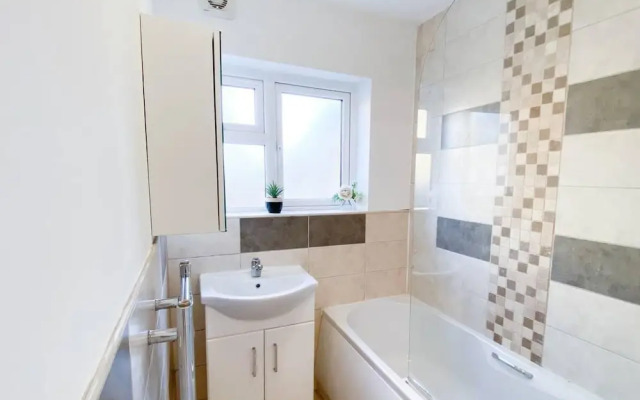Central 4-bed House in Reading
