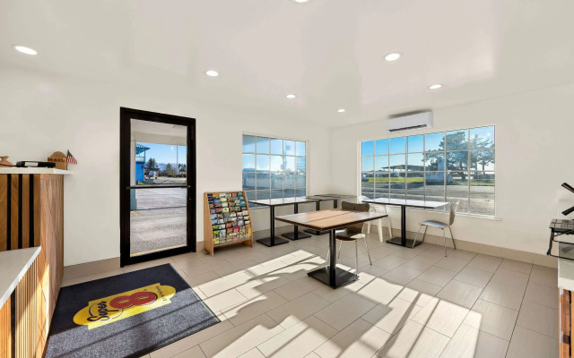 Super 8 by Wyndham Crescent City