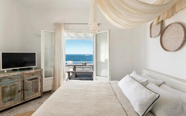 Luxury villa in Megalochori Santorini with Jacuzzi