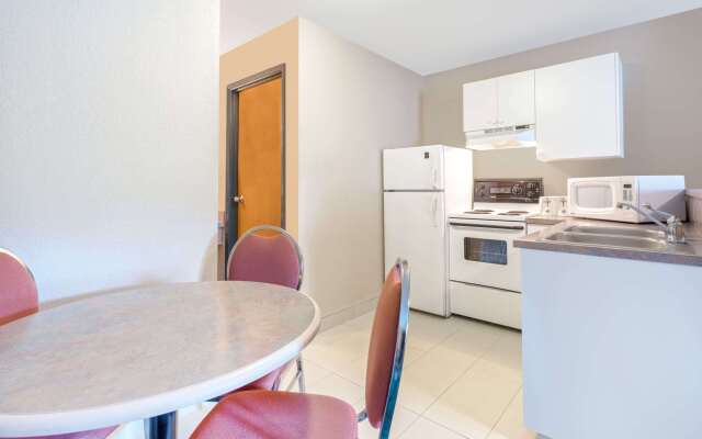 Super 8 By Wyndham Golden