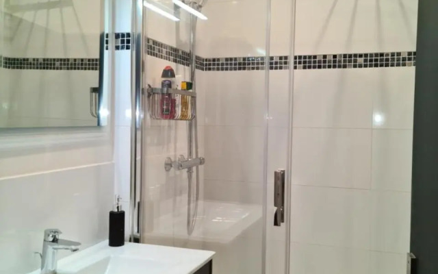 Nice 86m with Terrace Near the Beach!