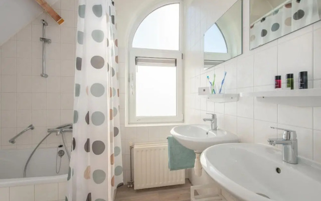 Detached Well-kept Villa With Garden, Near the Beach