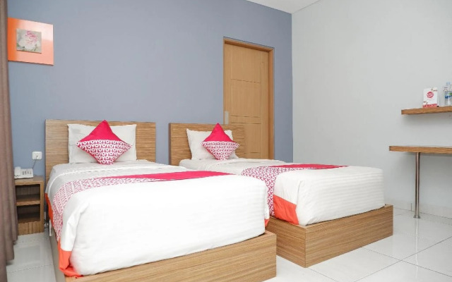 RedDoorz near Ahmad Yani Airport