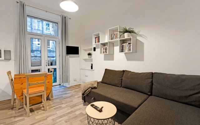 Central and Modern with a Garden