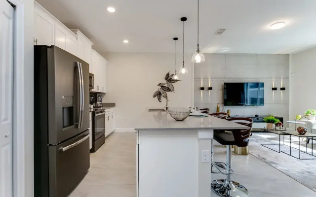 4bed 3Ba Storey Lake Home w. Pool