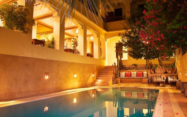 Msafini MangoTop Roof Hotel