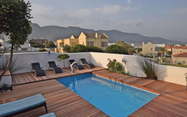 Dolphin House Apartments