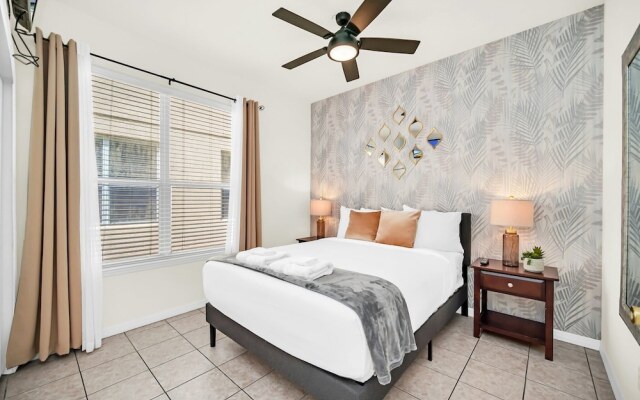 Lake View Getaway: Pool, Game Room, Theming!