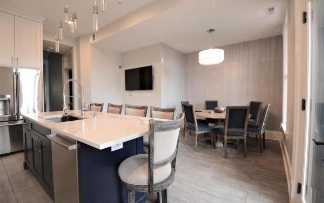 Penthouse Level, Stunning Wrigley Stay