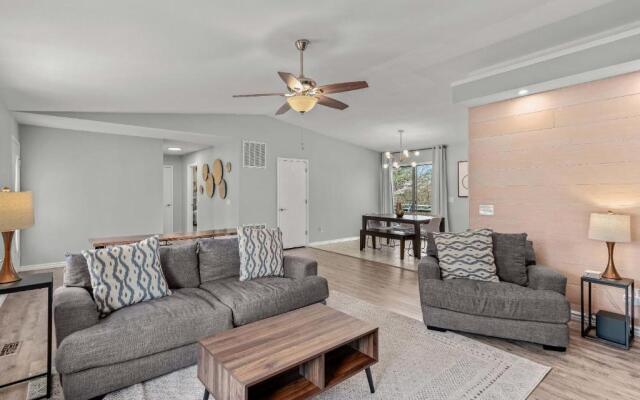 Charming Getaway near Tweety Bird Trail Backyard