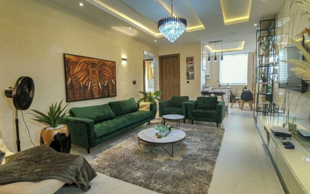Four Crowns Serviced Apartment