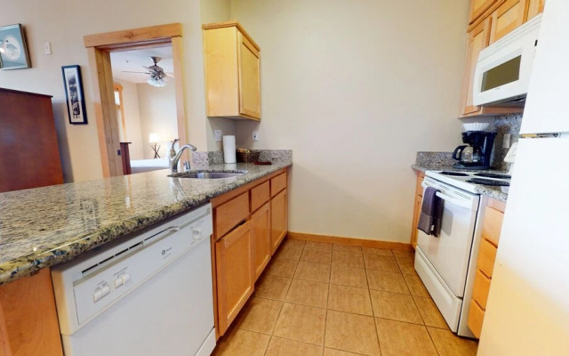 Sunstone 125 Ski-In Ski-Out, Mountain Modern, Garage, Fitness Center by RedAwning