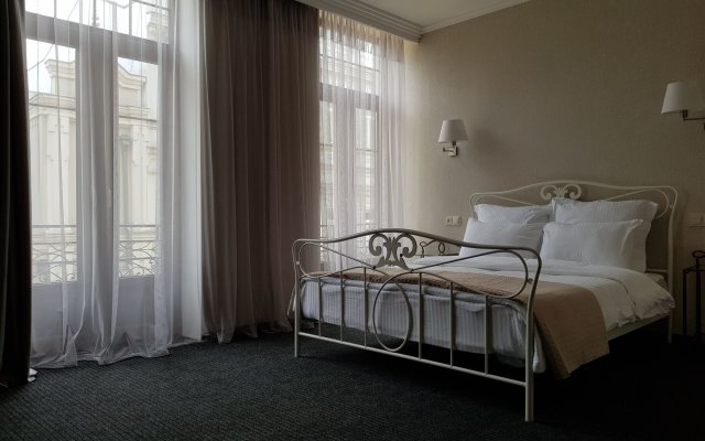Redline Hotel