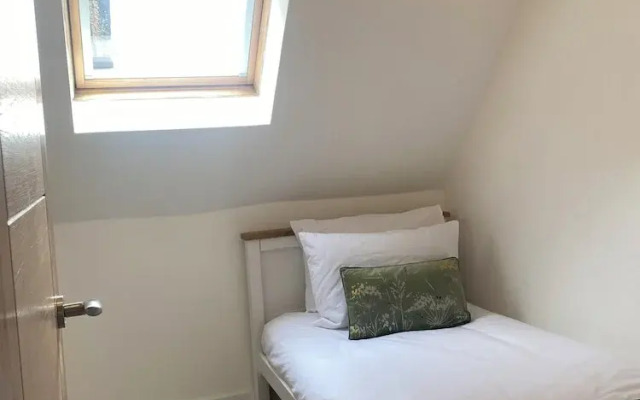 Bright & Spacious, Central for Airport and Glasgow