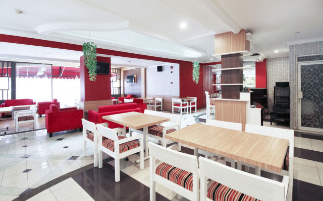 RedDoorz near Setrasari Mall 2