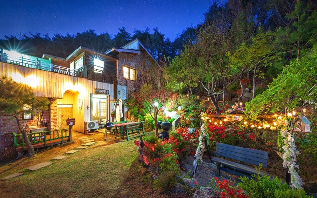 Yangyang Santa Hill Pension