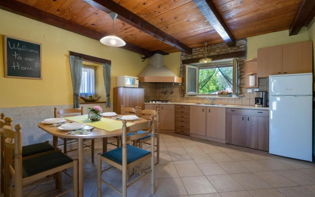 Stunning Home in Sarici With Wifi and 2 Bedrooms