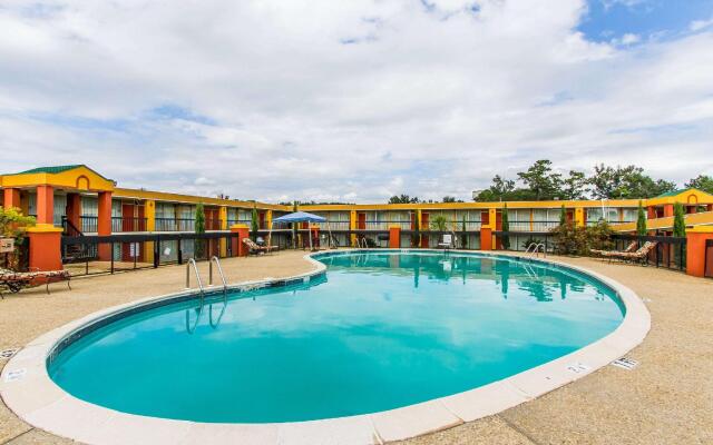 Motel 6 Opelika, AL