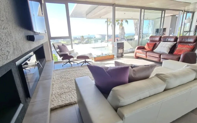 Stylish 2 Bedroom Apartment With Stunning City Views