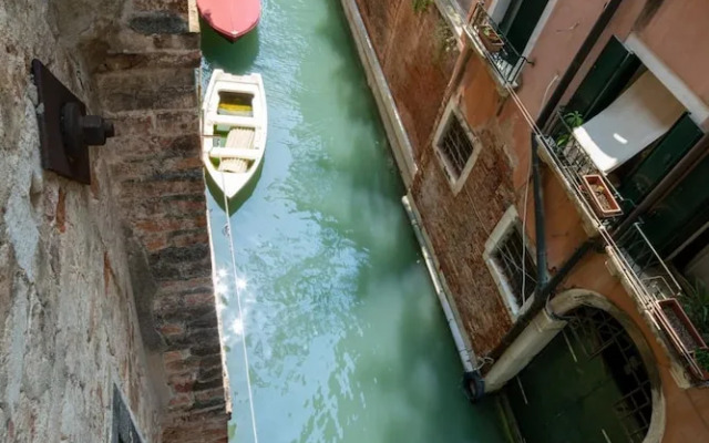 Venice Grand Canal Style Apt 2 by Wonderful Italy