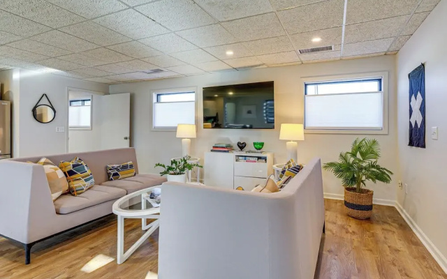Between Restaurant & Brewery! Chic Perrysburg Apt