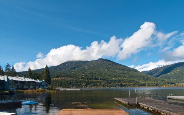 Lakefront Chalet with private dock