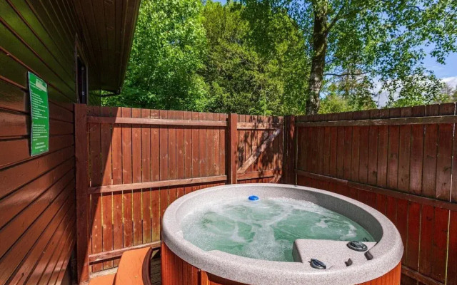 Bluebell Lodge 2 with Hot Tub