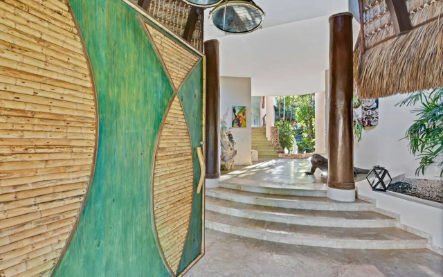 Dazzling Beachfront Villa With Swim-up Bar