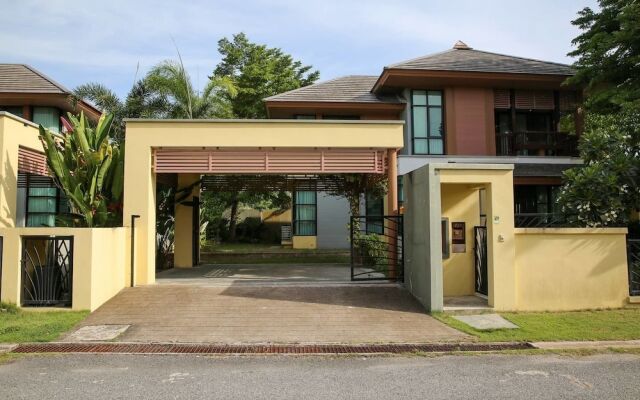 4 BR Private Villa in V49 Pattaya w/ Village Pool