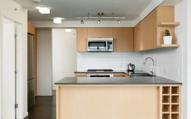 Convenient 2bdr 2BA Richmond Centre Condominium