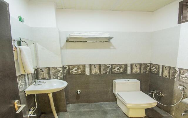 OYO 8680 Hotel Vaishnavi Inn