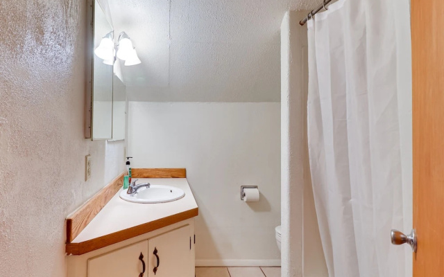 Pet-friendly Home w/ Yard & Mountain Views!