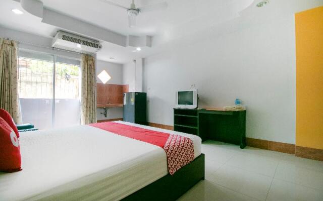 OYO 75387 4 Men Court