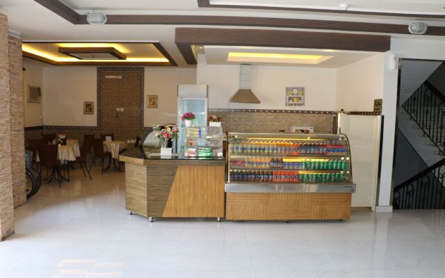 Al Alya Hotel Rooms and Suites