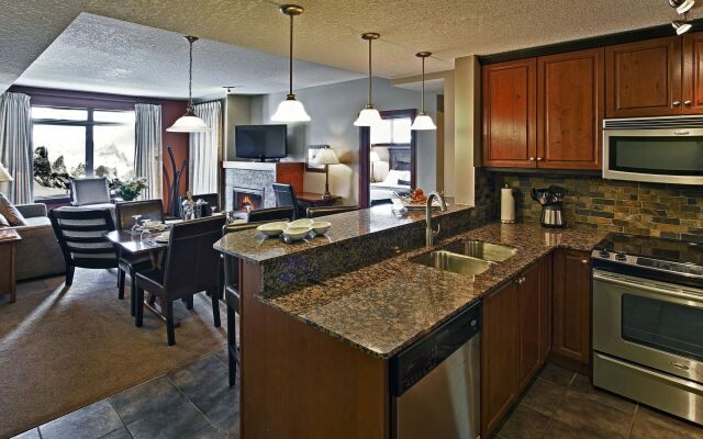 Blackstone Mountain Lodge by CLIQUE