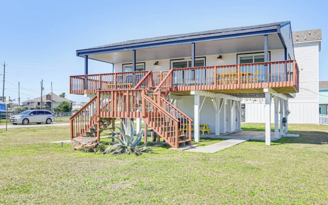 Pet-friendly Galveston Home: Walk to Beaches!