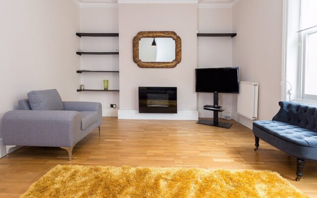 A Bright &Spacious 2 Bed Apt in West Kensington