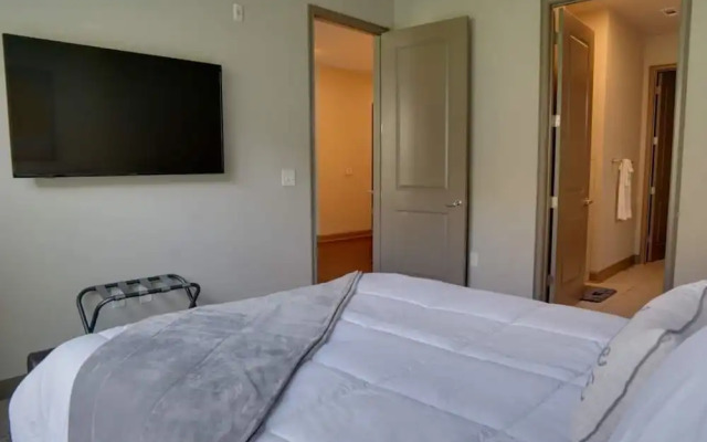 Luxury Midtown Oasis Rooftop Pool