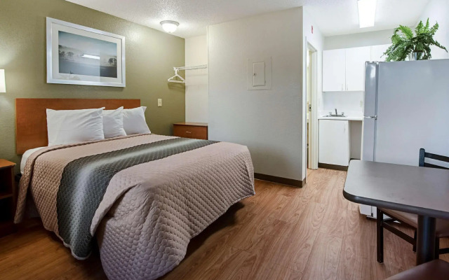 HomeTowne Studios by Red Roof Winston-Salem - University Pkwy