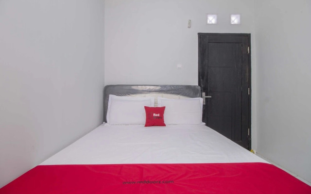 RedDoorz @ Pondok Bambu