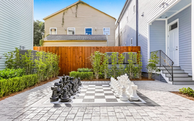 Spacious 5BR Urban Retreat with Balcony & Pool