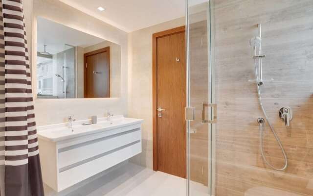 Modern Apartment With Amazing Infinity Pool