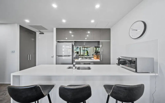 Stylish 1-bed Retreat Steps From Foreshore